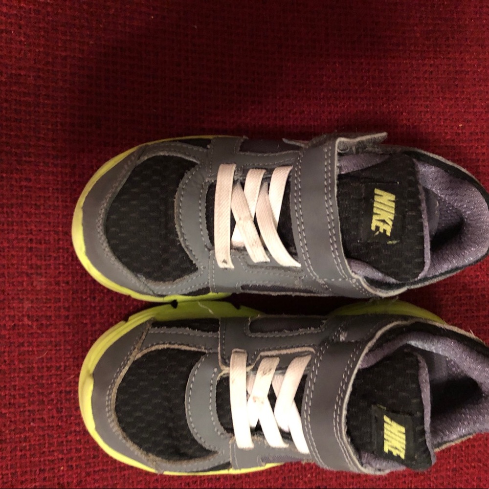 Toddler Nike’s sz. 9